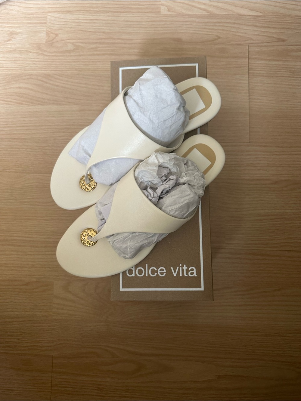 NEW Dolce Vita Ivory Thong Sandals Gold Hardware Women’s Size 8.5